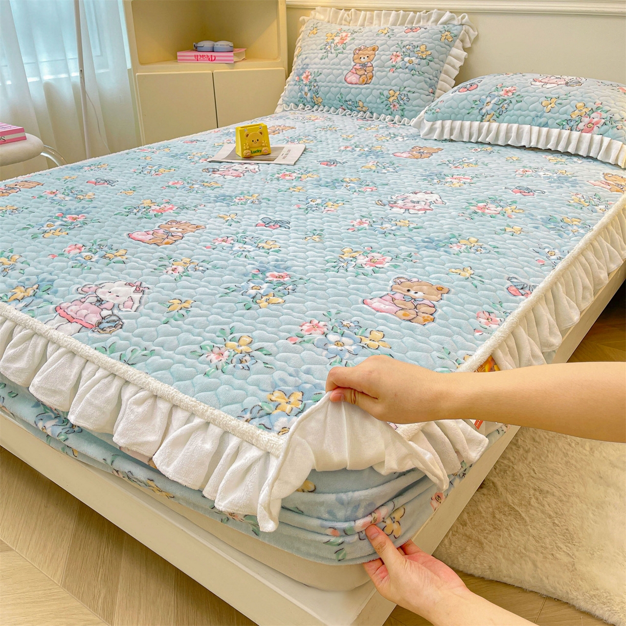 91家纺网 家纺一手货源 找家纺 雯豆家纺 2025新款牛奶绒花边床笠单床笠单品床笠单件床笠 牛奶绒花边床笠-多彩生活