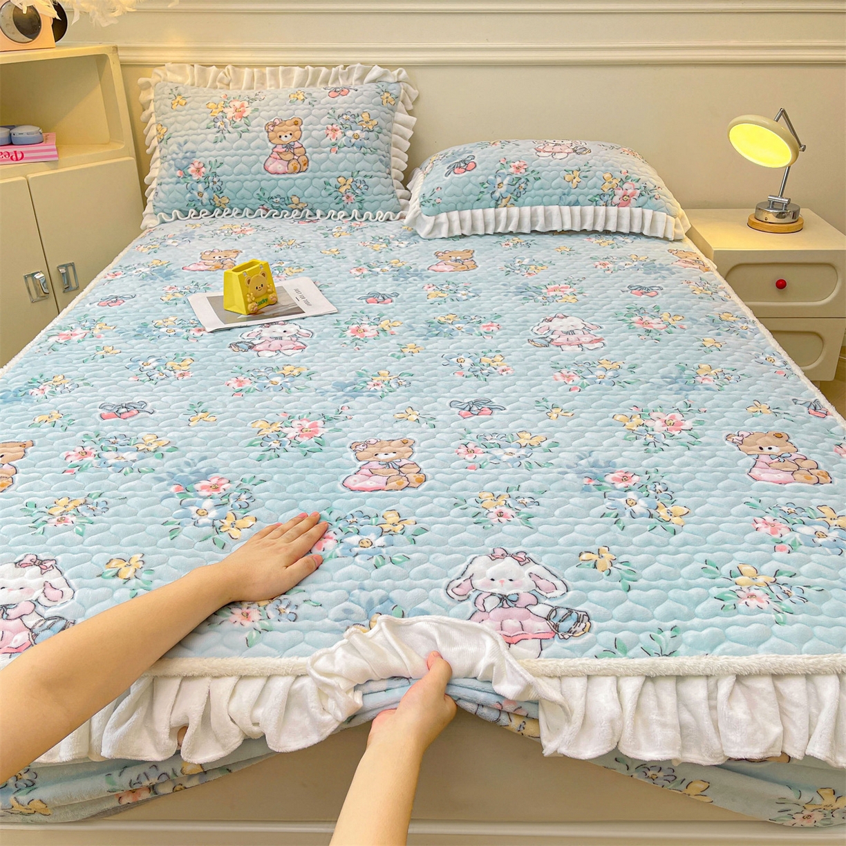 91家纺网 家纺一手货源 找家纺 雯豆家纺 2025新款牛奶绒花边床笠单床笠单品床笠单件床笠 牛奶绒花边床笠-多彩生活