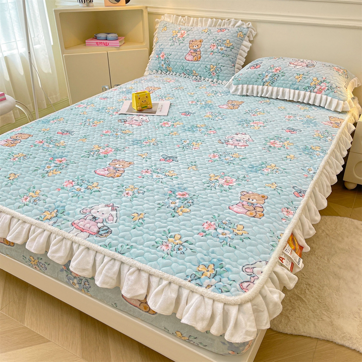 91家纺网 家纺一手货源 找家纺 雯豆家纺 2025新款牛奶绒花边床笠单床笠单品床笠单件床笠 牛奶绒花边床笠-多彩生活