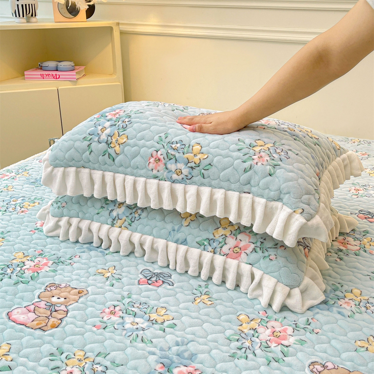 91家纺网 家纺一手货源 找家纺 雯豆家纺 2025新款牛奶绒花边床笠单床笠单品床笠单件床笠 牛奶绒花边床笠-多彩生活