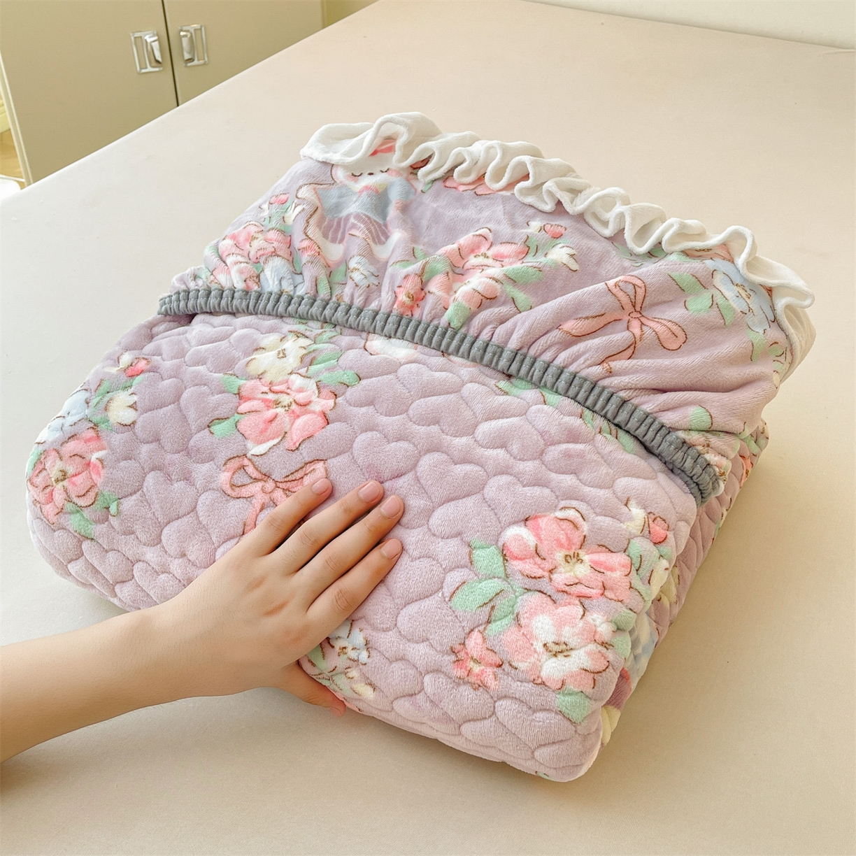 91家纺网 家纺一手货源 找家纺 雯豆家纺 2025新款牛奶绒花边床笠单床笠单品床笠单件床笠 牛奶绒花边床笠-花花仙子