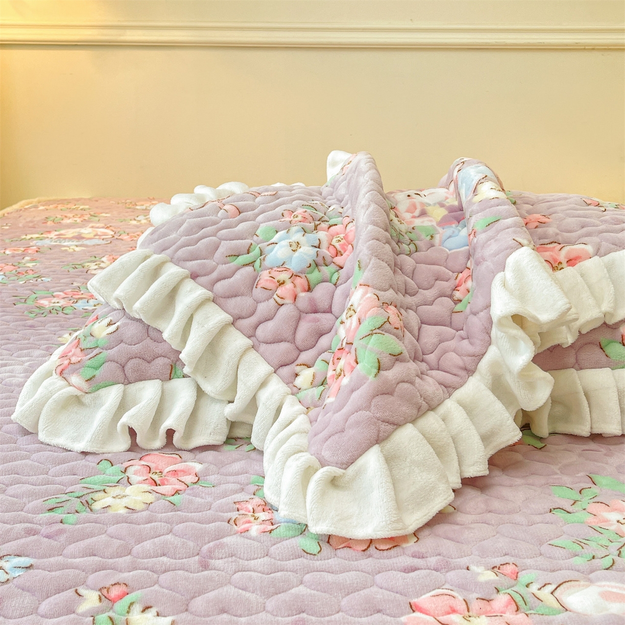 91家纺网 家纺一手货源 找家纺 雯豆家纺 2025新款牛奶绒花边床笠单床笠单品床笠单件床笠 牛奶绒花边床笠-花花仙子