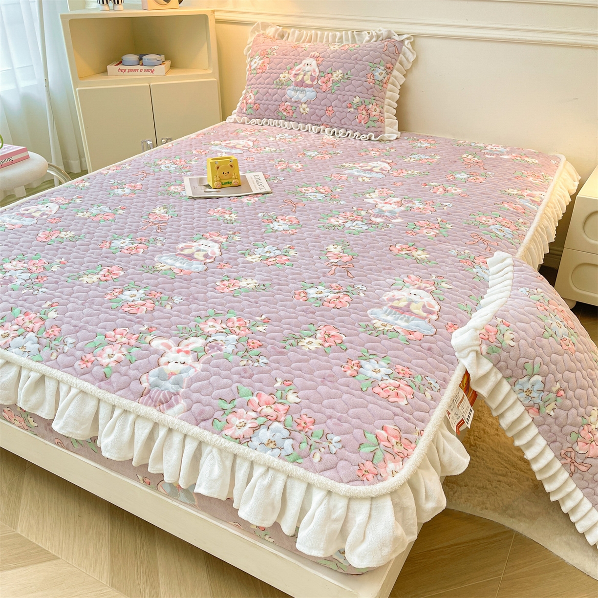 91家纺网 家纺一手货源 找家纺 雯豆家纺 2025新款牛奶绒花边床笠单床笠单品床笠单件床笠 牛奶绒花边床笠-花花仙子