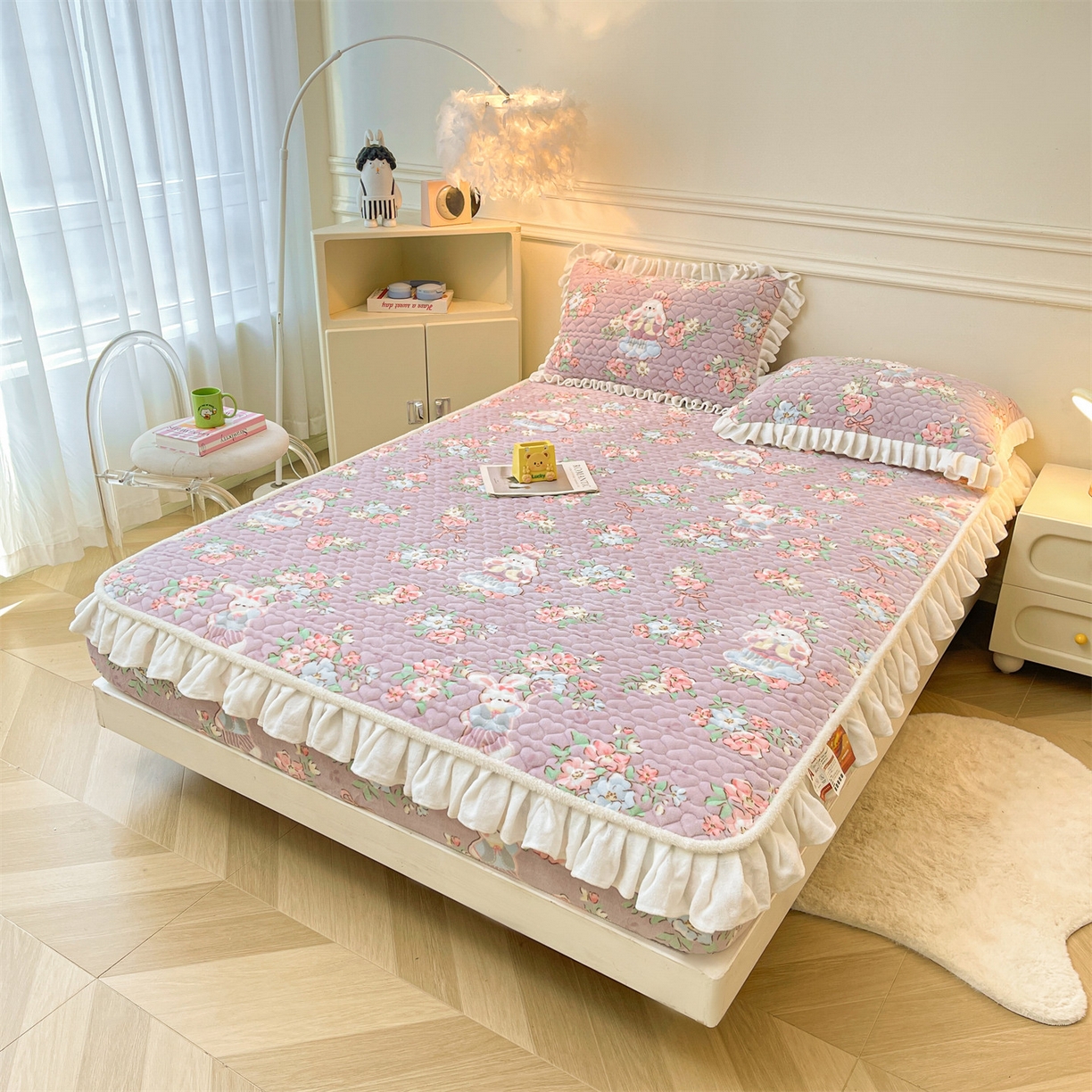 91家纺网 家纺一手货源 找家纺 雯豆家纺 2025新款牛奶绒花边床笠单床笠单品床笠单件床笠 牛奶绒花边床笠-花花仙子