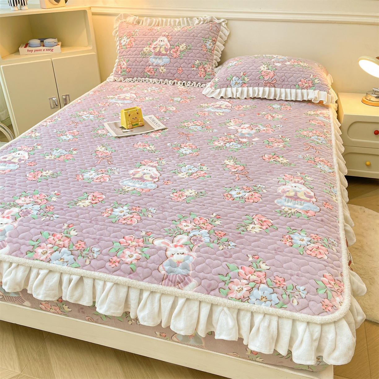 91家纺网 家纺一手货源 找家纺 雯豆家纺 2025新款牛奶绒花边床笠单床笠单品床笠单件床笠 牛奶绒花边床笠-花花仙子