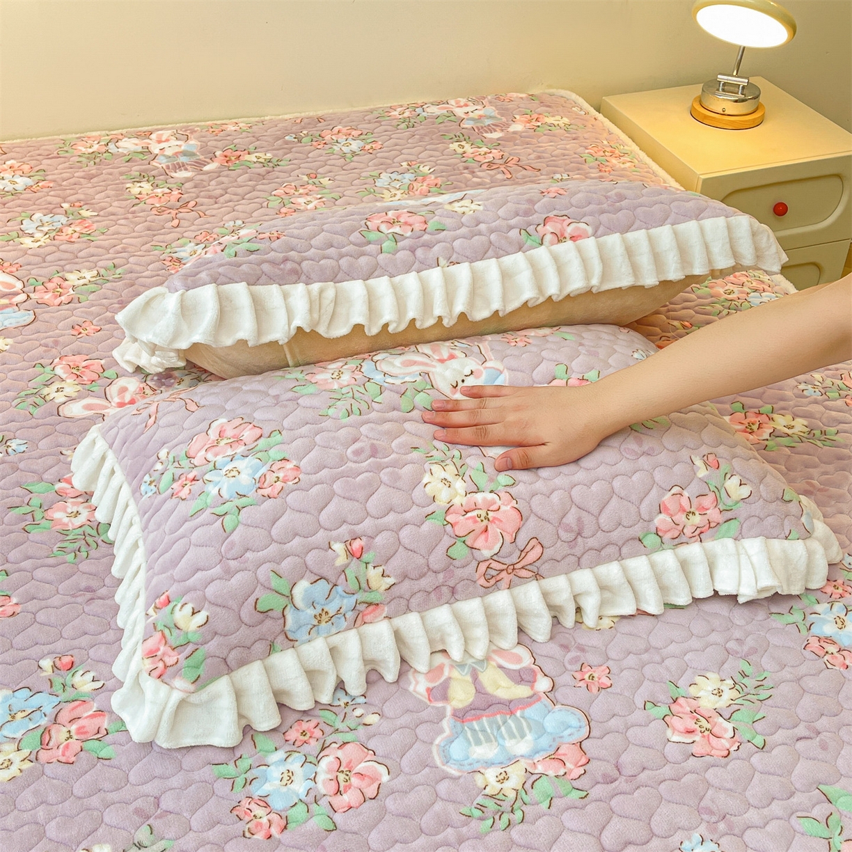 91家纺网 家纺一手货源 找家纺 雯豆家纺 2025新款牛奶绒花边床笠单床笠单品床笠单件床笠 牛奶绒花边床笠-花花仙子