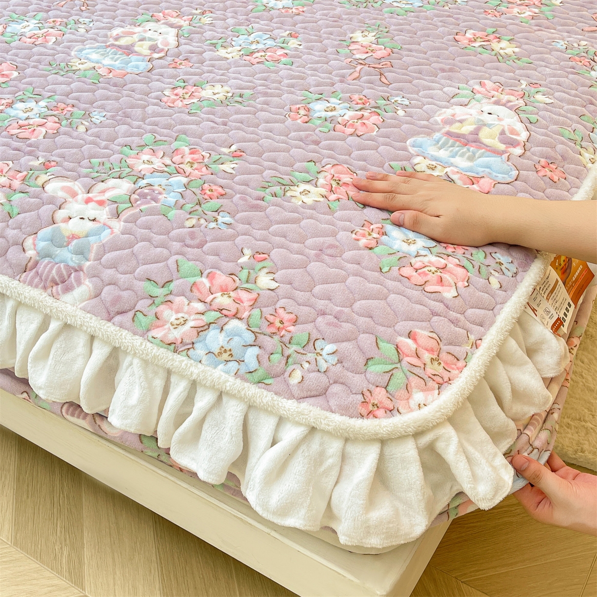 91家纺网 家纺一手货源 找家纺 雯豆家纺 2025新款牛奶绒花边床笠单床笠单品床笠单件床笠 牛奶绒花边床笠-花花仙子