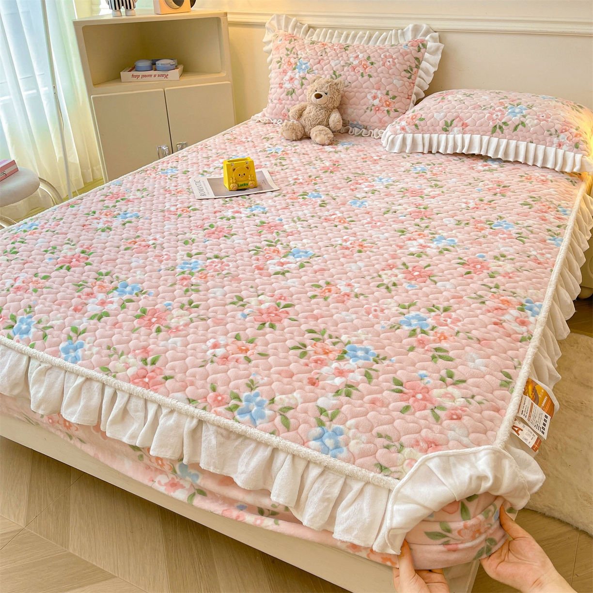 91家纺网 家纺一手货源 找家纺 雯豆家纺 2025新款牛奶绒花边床笠单床笠单品床笠单件床笠 牛奶绒花边床笠-莱茵