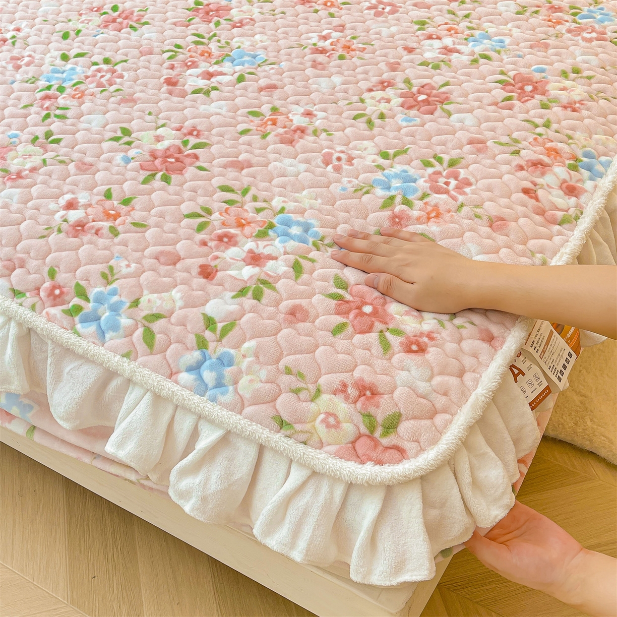 91家纺网 家纺一手货源 找家纺 雯豆家纺 2025新款牛奶绒花边床笠单床笠单品床笠单件床笠 牛奶绒花边床笠-莱茵