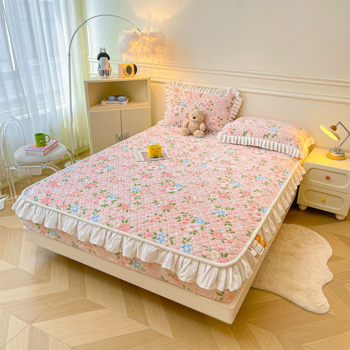 91家纺网 家纺一手货源 找家纺 雯豆家纺 2025新款牛奶绒花边床笠单床笠单品床笠单件床笠 牛奶绒花边床笠-莱茵