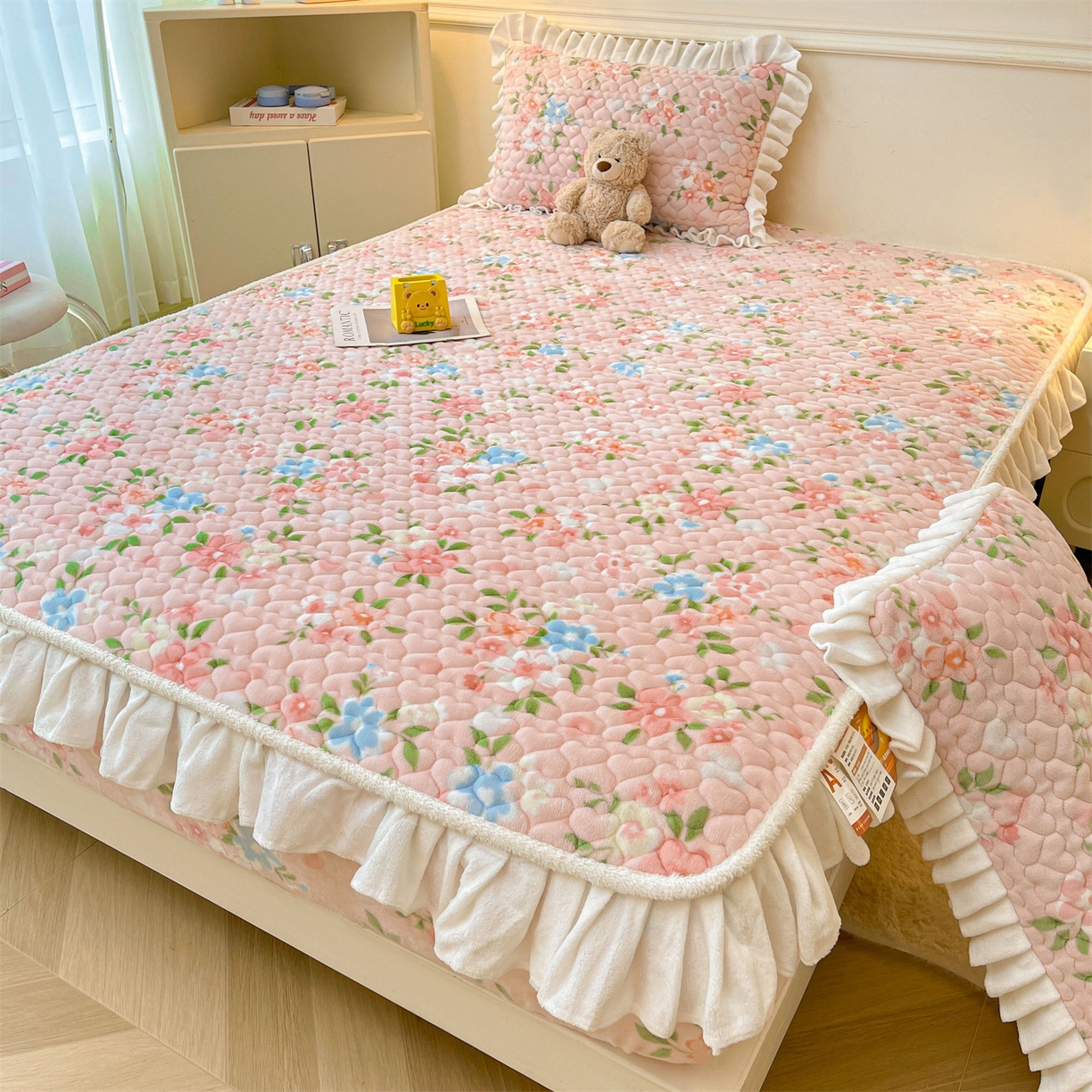 91家纺网 家纺一手货源 找家纺 雯豆家纺 2025新款牛奶绒花边床笠单床笠单品床笠单件床笠 牛奶绒花边床笠-莱茵