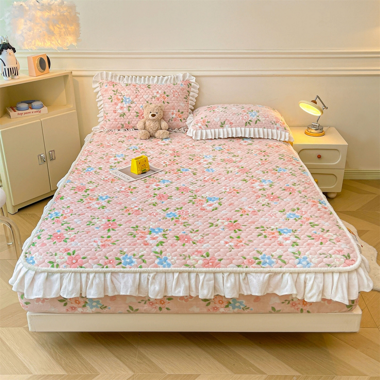 91家纺网 家纺一手货源 找家纺 雯豆家纺 2025新款牛奶绒花边床笠单床笠单品床笠单件床笠 牛奶绒花边床笠-莱茵