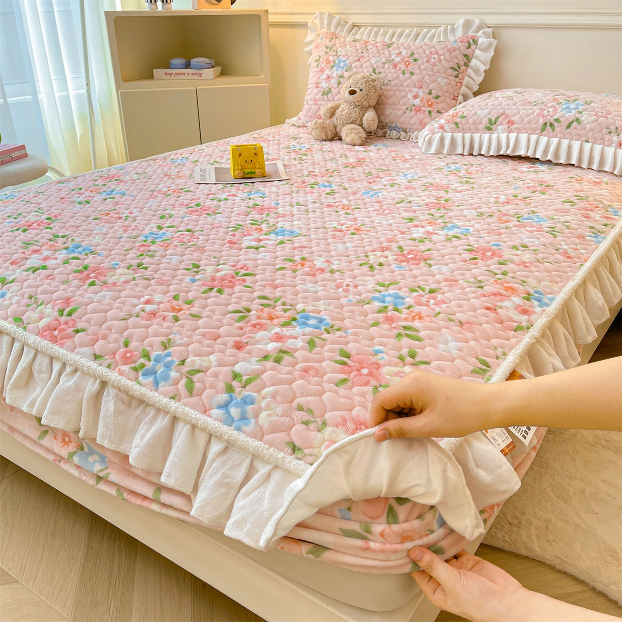 91家纺网 家纺一手货源 找家纺 雯豆家纺 2025新款牛奶绒花边床笠单床笠单品床笠单件床笠 牛奶绒花边床笠-莱茵