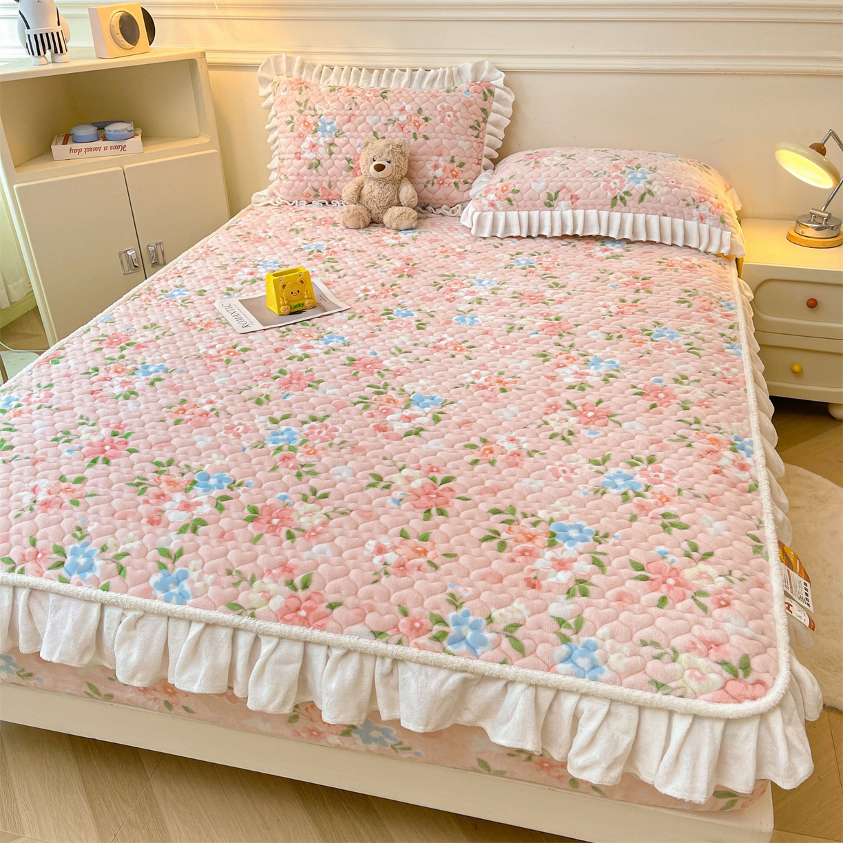 91家纺网 家纺一手货源 找家纺 雯豆家纺 2025新款牛奶绒花边床笠单床笠单品床笠单件床笠 牛奶绒花边床笠-莱茵