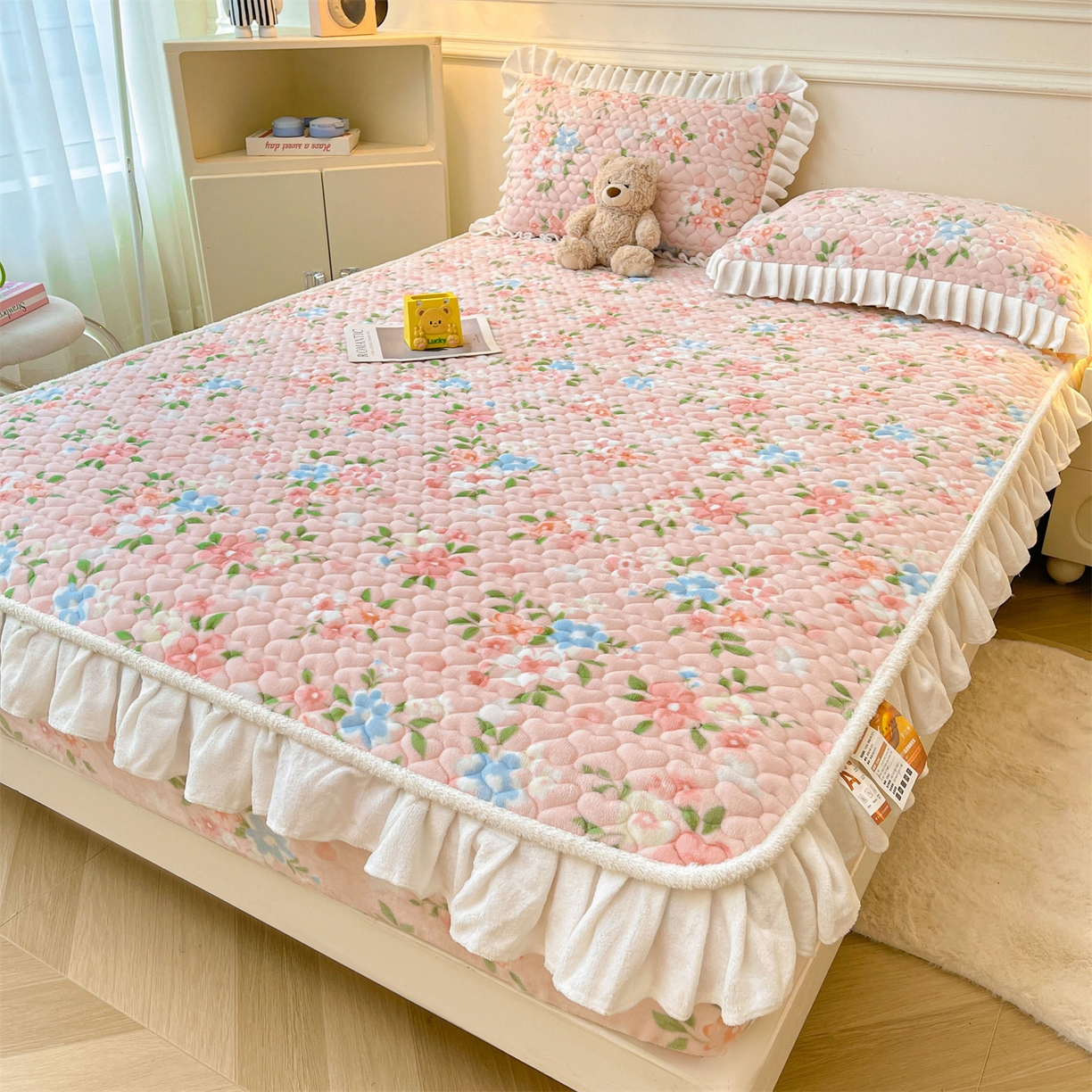 91家纺网 家纺一手货源 找家纺 雯豆家纺 2025新款牛奶绒花边床笠单床笠单品床笠单件床笠 牛奶绒花边床笠-莱茵