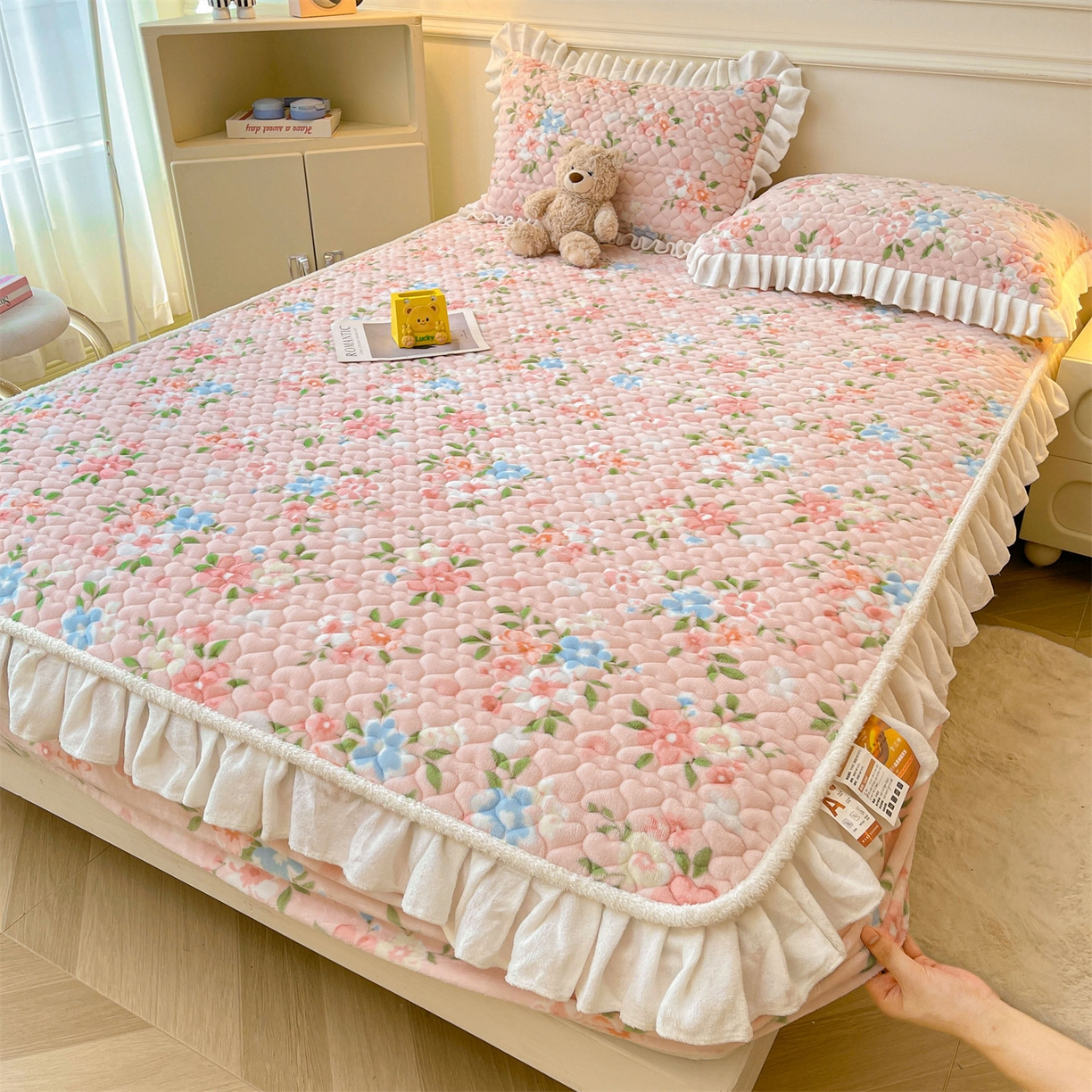 91家纺网 家纺一手货源 找家纺 雯豆家纺 2025新款牛奶绒花边床笠单床笠单品床笠单件床笠 牛奶绒花边床笠-莱茵