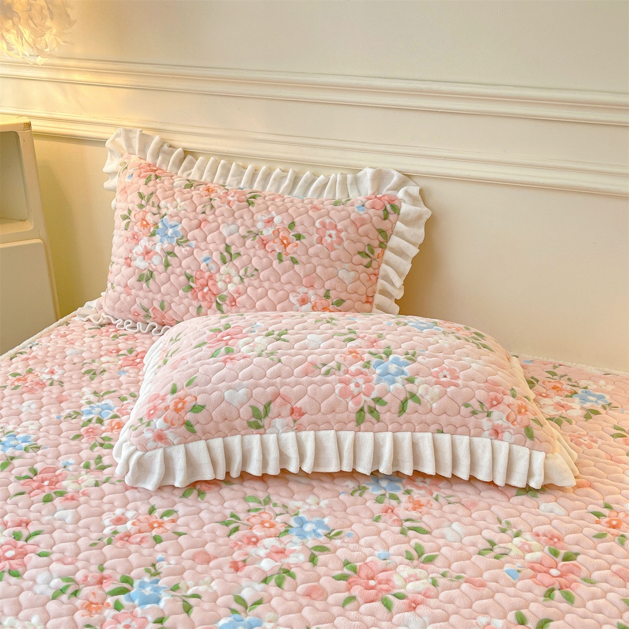 91家纺网 家纺一手货源 找家纺 雯豆家纺 2025新款牛奶绒花边床笠单床笠单品床笠单件床笠 牛奶绒花边床笠-莱茵