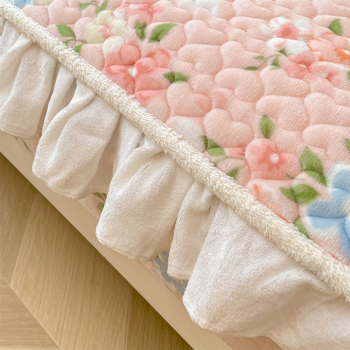 91家纺网 家纺一手货源 找家纺 雯豆家纺 2025新款牛奶绒花边床笠单床笠单品床笠单件床笠 牛奶绒花边床笠-莱茵