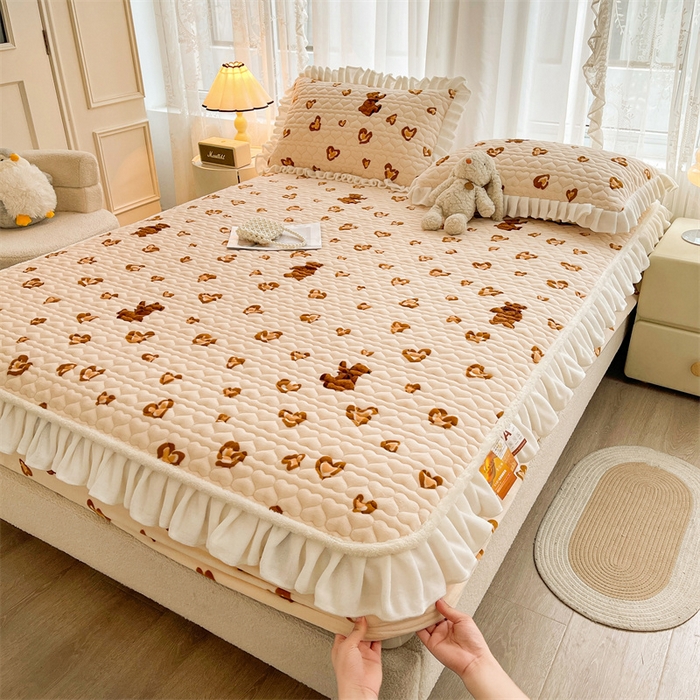 91家纺网 家纺一手货源 找家纺 雯豆家纺 2025新款牛奶绒花边床笠单床笠单品床笠单件床笠 牛奶绒花边床笠-亲子熊