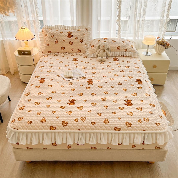 91家纺网 家纺一手货源 找家纺 雯豆家纺 2025新款牛奶绒花边床笠单床笠单品床笠单件床笠 牛奶绒花边床笠-亲子熊