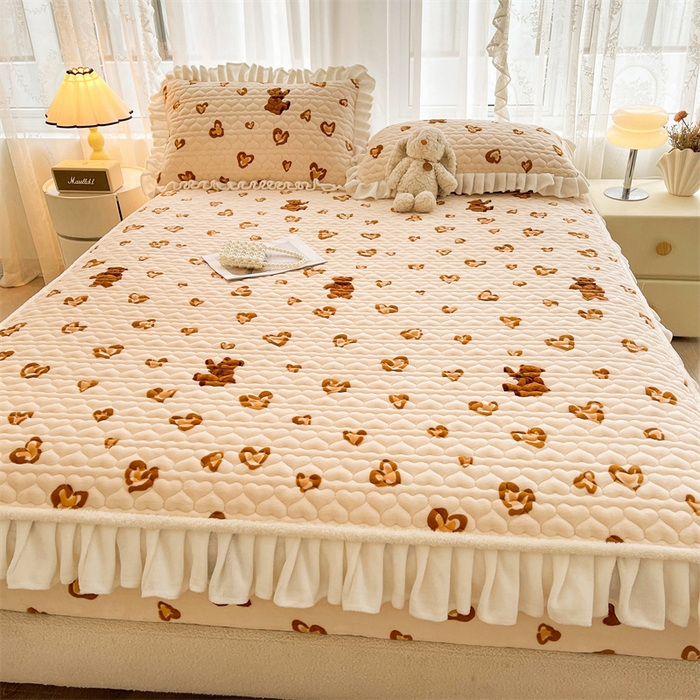 91家纺网 家纺一手货源 找家纺 雯豆家纺 2025新款牛奶绒花边床笠单床笠单品床笠单件床笠 牛奶绒花边床笠-亲子熊