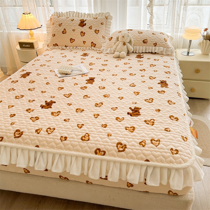 91家纺网 家纺一手货源 找家纺 雯豆家纺 2025新款牛奶绒花边床笠单床笠单品床笠单件床笠 牛奶绒花边床笠-亲子熊