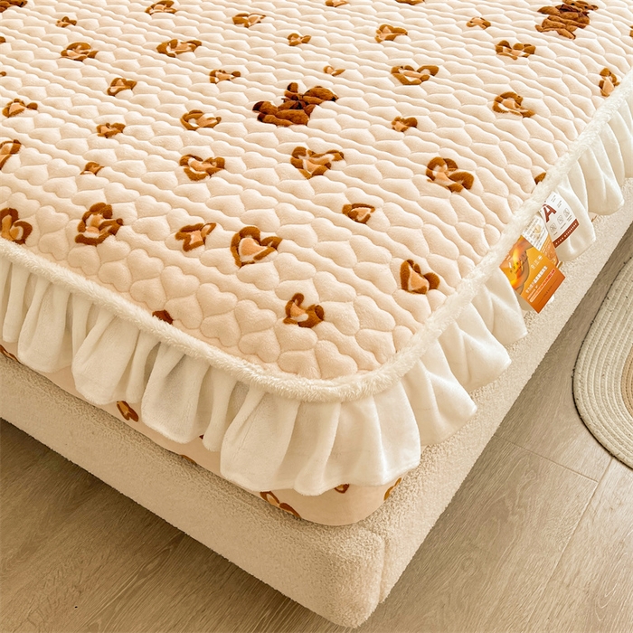 91家纺网 家纺一手货源 找家纺 雯豆家纺 2025新款牛奶绒花边床笠单床笠单品床笠单件床笠 牛奶绒花边床笠-亲子熊