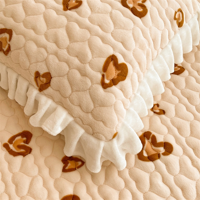 91家纺网 家纺一手货源 找家纺 雯豆家纺 2025新款牛奶绒花边床笠单床笠单品床笠单件床笠 牛奶绒花边床笠-亲子熊