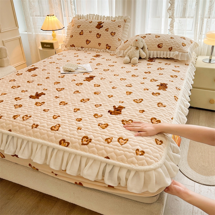 91家纺网 家纺一手货源 找家纺 雯豆家纺 2025新款牛奶绒花边床笠单床笠单品床笠单件床笠 牛奶绒花边床笠-亲子熊