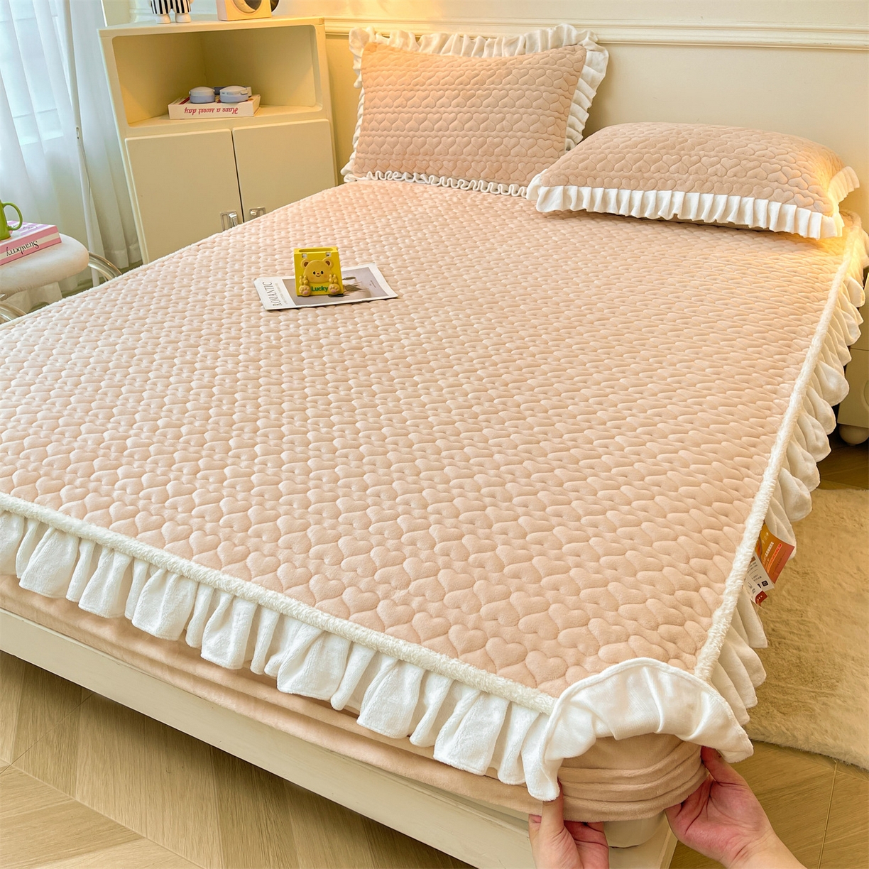 91家纺网 家纺一手货源 找家纺 雯豆家纺 2025新款牛奶绒花边床笠单床笠单品床笠单件床笠 牛奶绒花边床笠-山茶杏