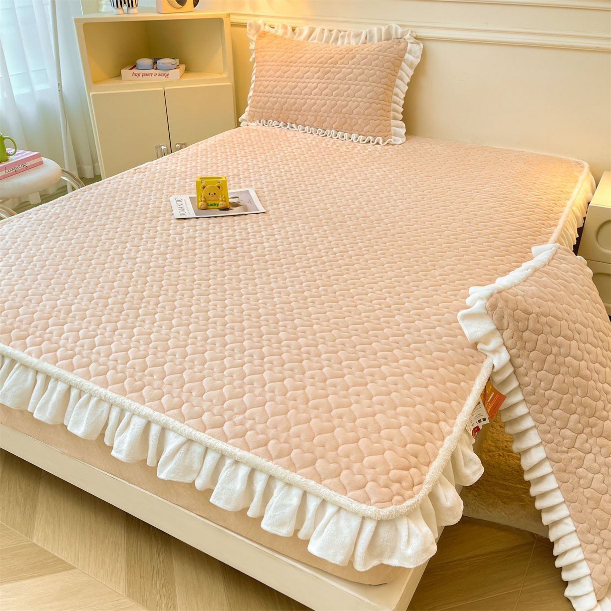 91家纺网 家纺一手货源 找家纺 雯豆家纺 2025新款牛奶绒花边床笠单床笠单品床笠单件床笠 牛奶绒花边床笠-山茶杏