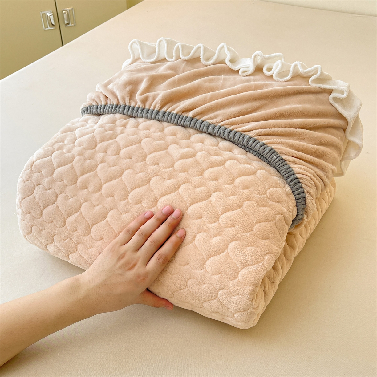 91家纺网 家纺一手货源 找家纺 雯豆家纺 2025新款牛奶绒花边床笠单床笠单品床笠单件床笠 牛奶绒花边床笠-山茶杏