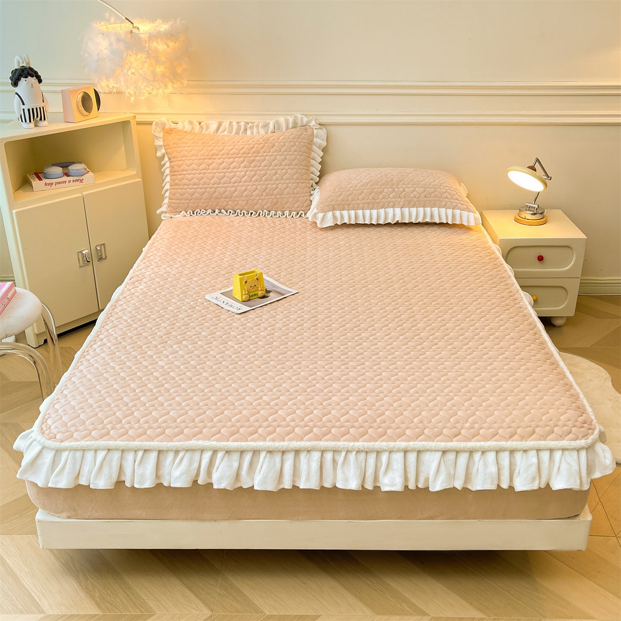 91家纺网 家纺一手货源 找家纺 雯豆家纺 2025新款牛奶绒花边床笠单床笠单品床笠单件床笠 牛奶绒花边床笠-山茶杏