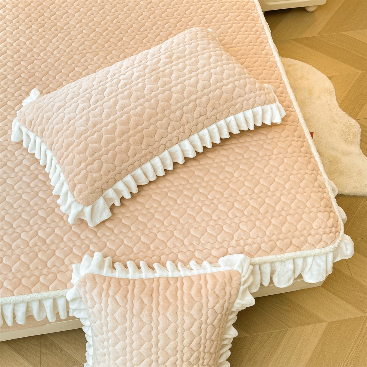 91家纺网 家纺一手货源 找家纺 雯豆家纺 2025新款牛奶绒花边床笠单床笠单品床笠单件床笠 牛奶绒花边床笠-山茶杏