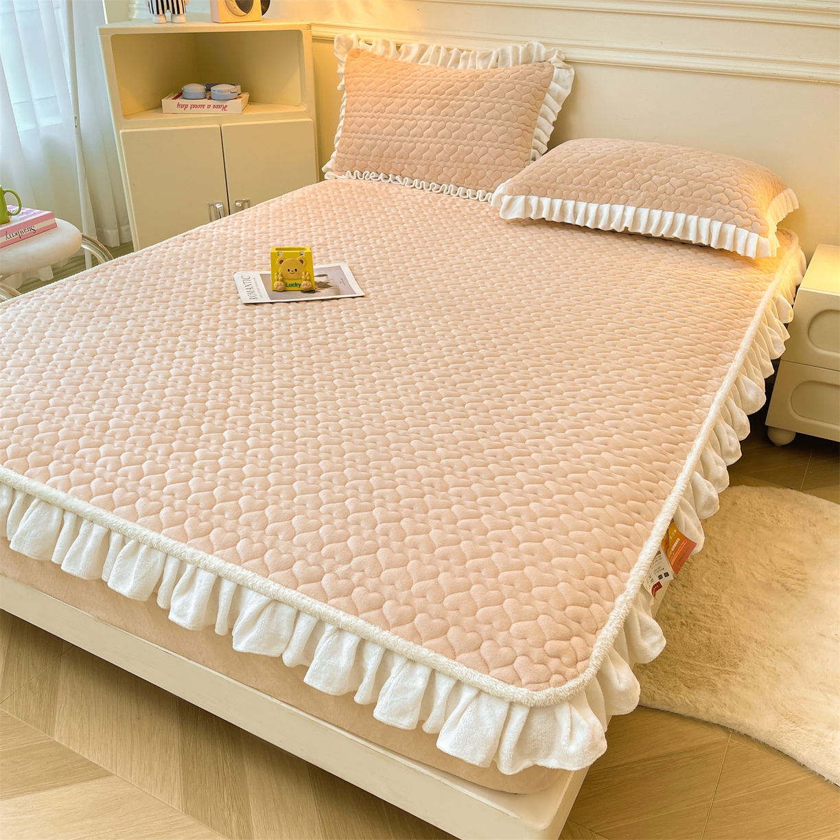 91家纺网 家纺一手货源 找家纺 雯豆家纺 2025新款牛奶绒花边床笠单床笠单品床笠单件床笠 牛奶绒花边床笠-山茶杏