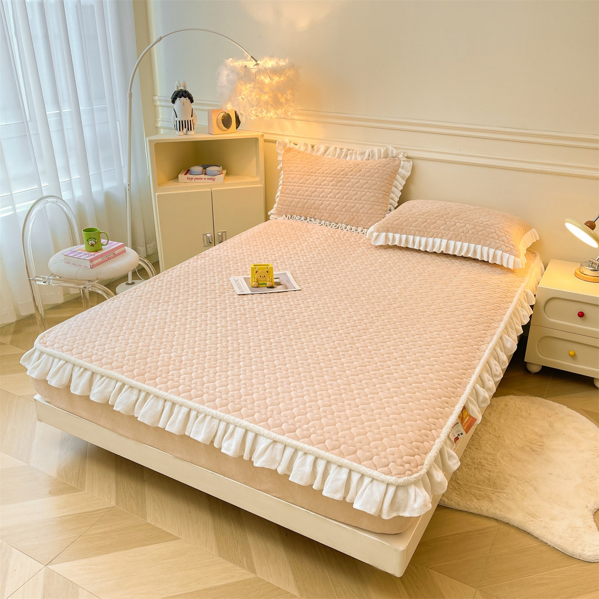 91家纺网 家纺一手货源 找家纺 雯豆家纺 2025新款牛奶绒花边床笠单床笠单品床笠单件床笠 牛奶绒花边床笠-山茶杏