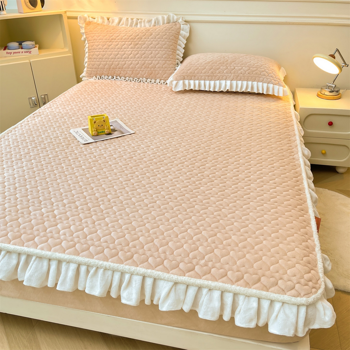 91家纺网 家纺一手货源 找家纺 雯豆家纺 2025新款牛奶绒花边床笠单床笠单品床笠单件床笠 牛奶绒花边床笠-山茶杏