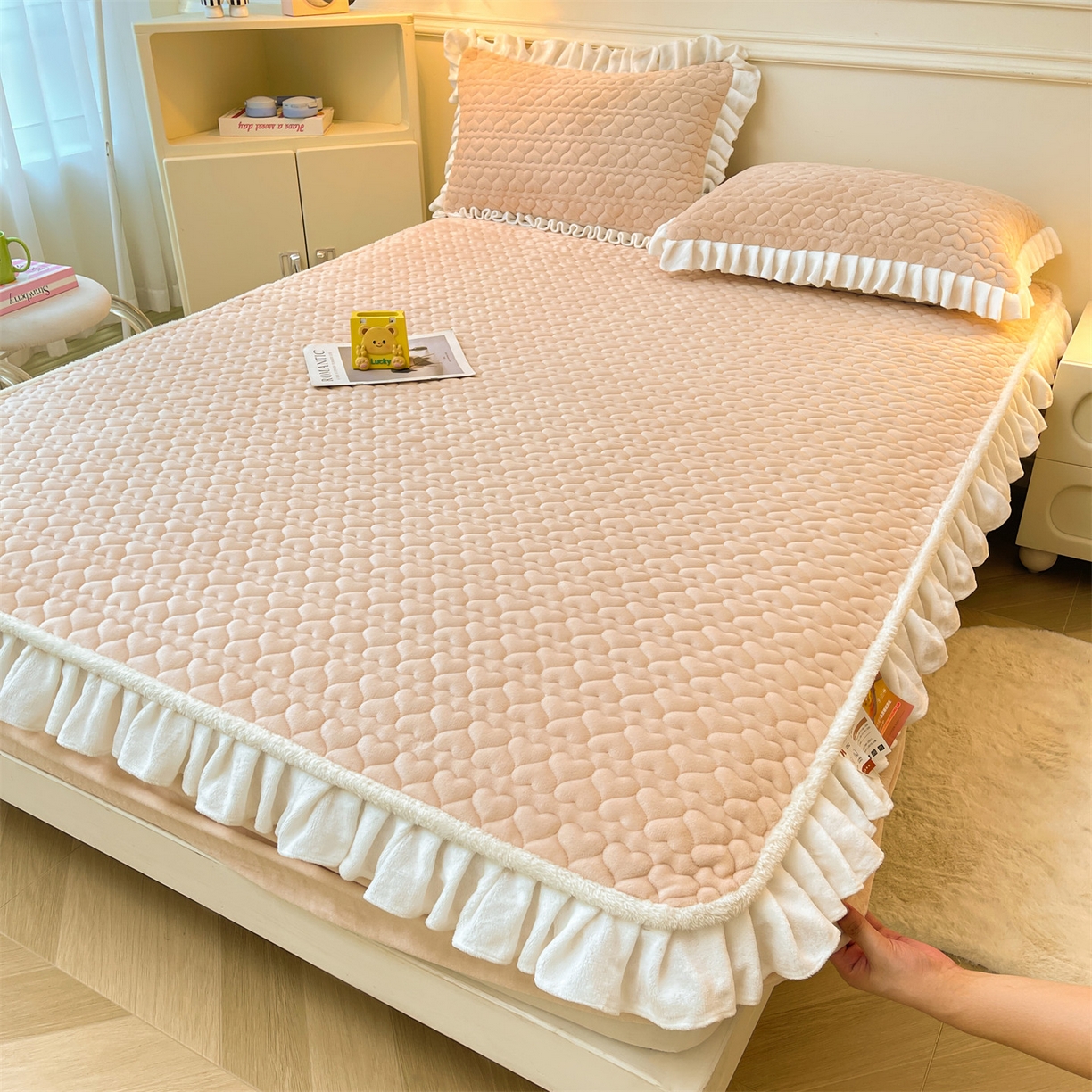 91家纺网 家纺一手货源 找家纺 雯豆家纺 2025新款牛奶绒花边床笠单床笠单品床笠单件床笠 牛奶绒花边床笠-山茶杏