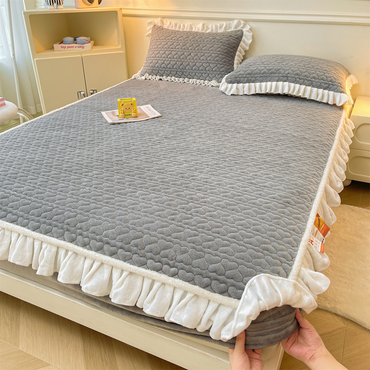 91家纺网 家纺一手货源 找家纺 雯豆家纺 2025新款牛奶绒花边床笠单床笠单品床笠单件床笠 牛奶绒花边床笠-深空灰