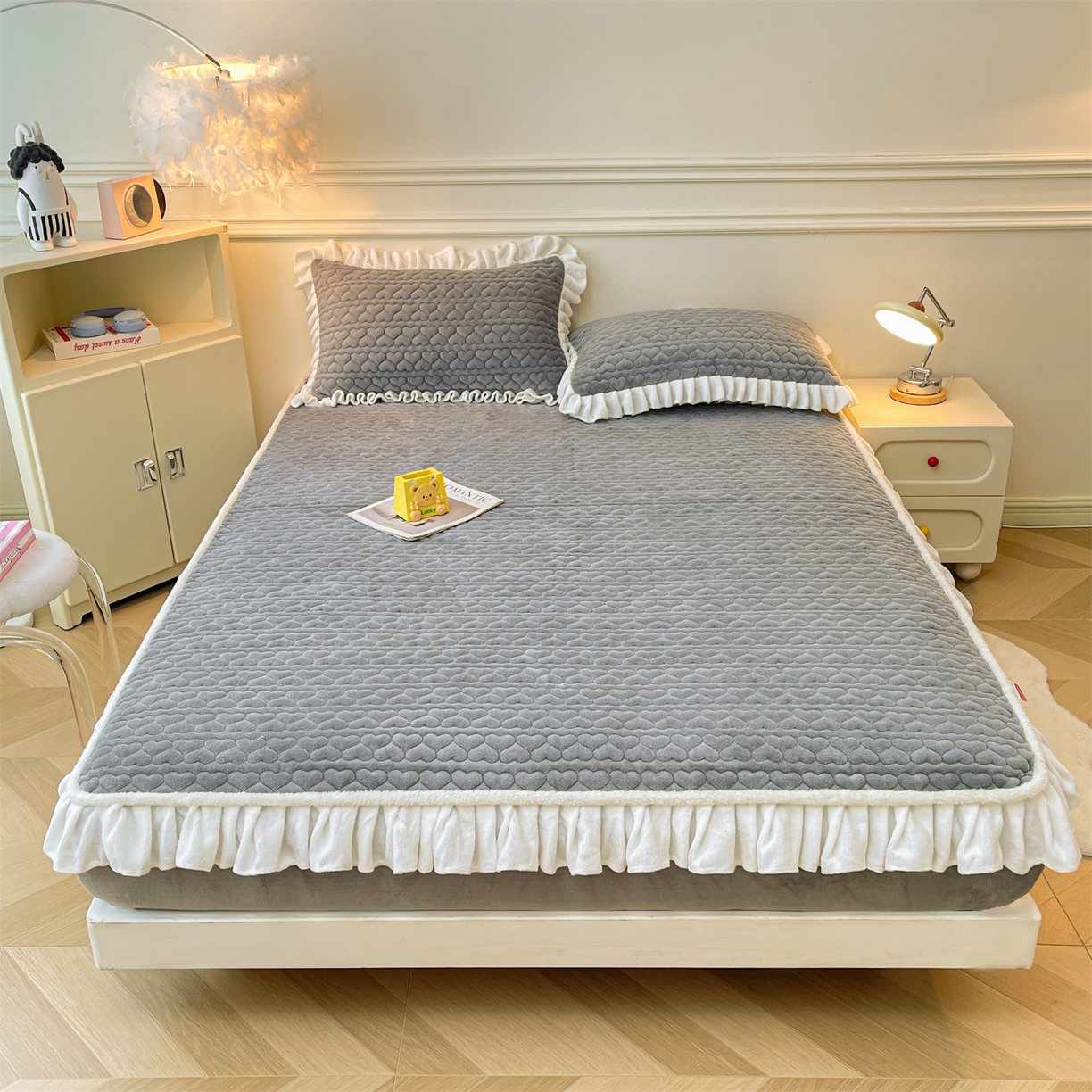 91家纺网 家纺一手货源 找家纺 雯豆家纺 2025新款牛奶绒花边床笠单床笠单品床笠单件床笠 牛奶绒花边床笠-深空灰