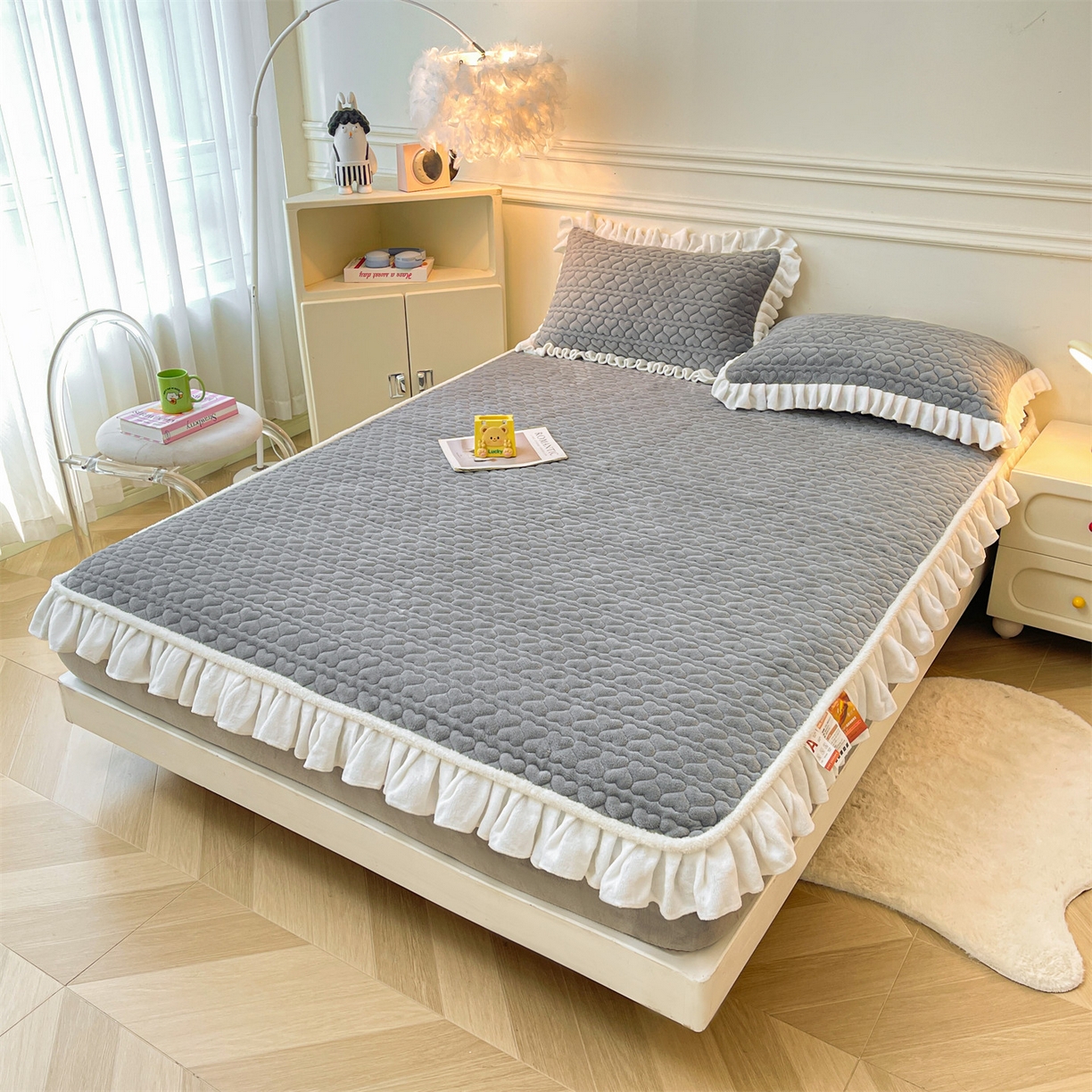 91家纺网 家纺一手货源 找家纺 雯豆家纺 2025新款牛奶绒花边床笠单床笠单品床笠单件床笠 牛奶绒花边床笠-深空灰