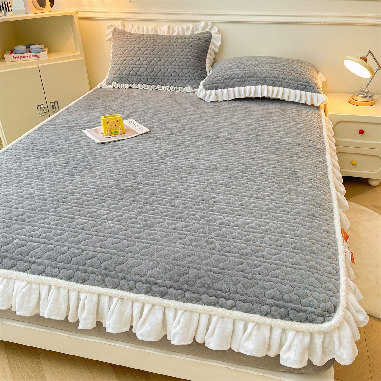 91家纺网 家纺一手货源 找家纺 雯豆家纺 2025新款牛奶绒花边床笠单床笠单品床笠单件床笠 牛奶绒花边床笠-深空灰