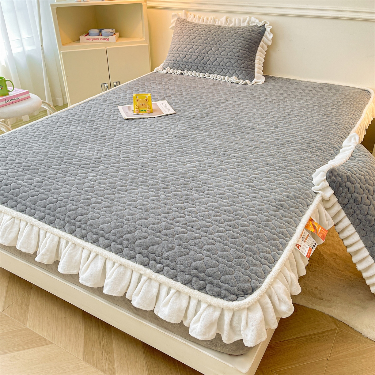 91家纺网 家纺一手货源 找家纺 雯豆家纺 2025新款牛奶绒花边床笠单床笠单品床笠单件床笠 牛奶绒花边床笠-深空灰