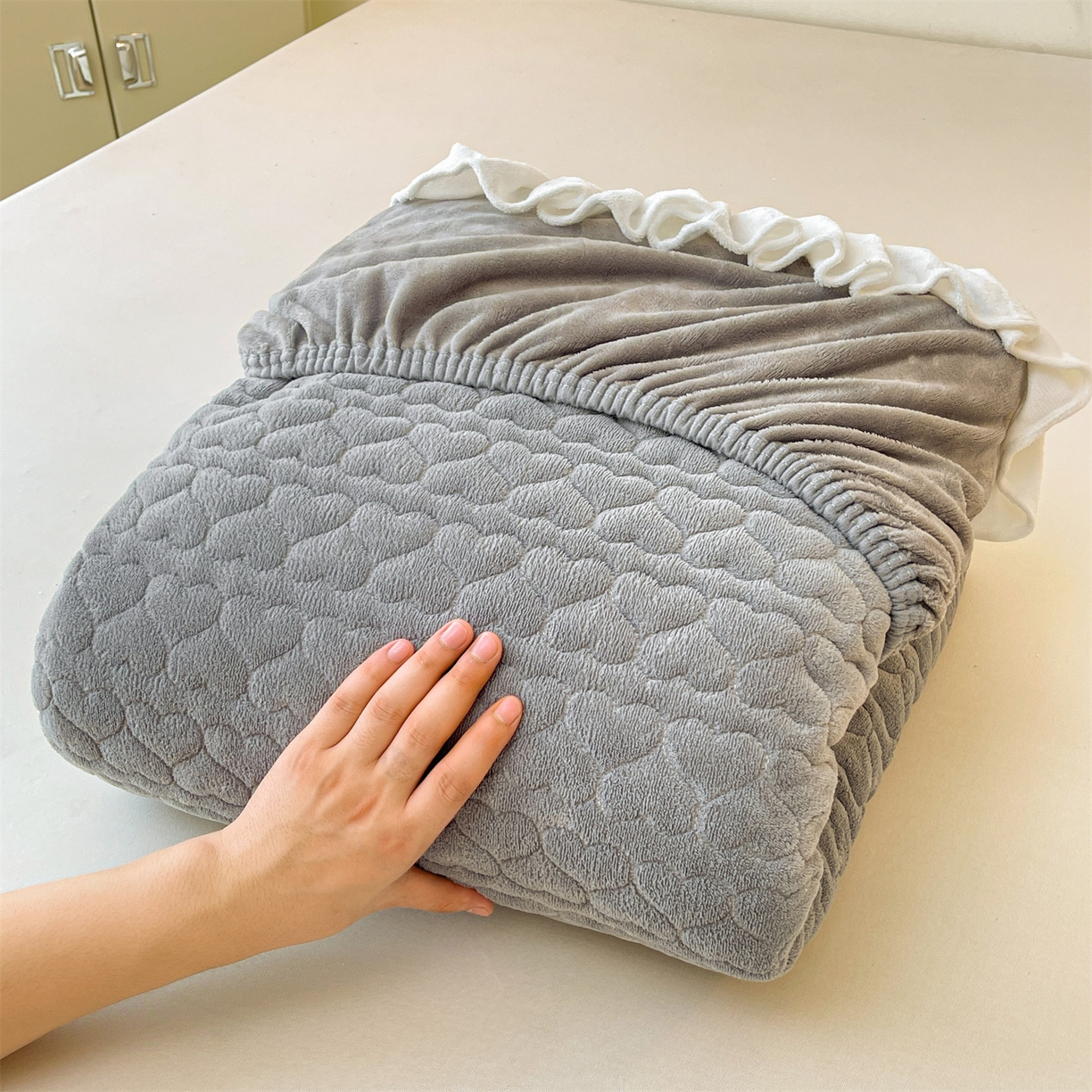 91家纺网 家纺一手货源 找家纺 雯豆家纺 2025新款牛奶绒花边床笠单床笠单品床笠单件床笠 牛奶绒花边床笠-深空灰