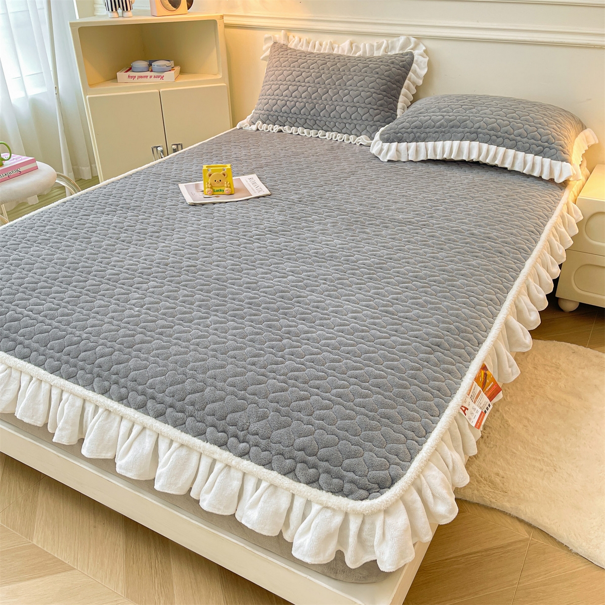 91家纺网 家纺一手货源 找家纺 雯豆家纺 2025新款牛奶绒花边床笠单床笠单品床笠单件床笠 牛奶绒花边床笠-深空灰