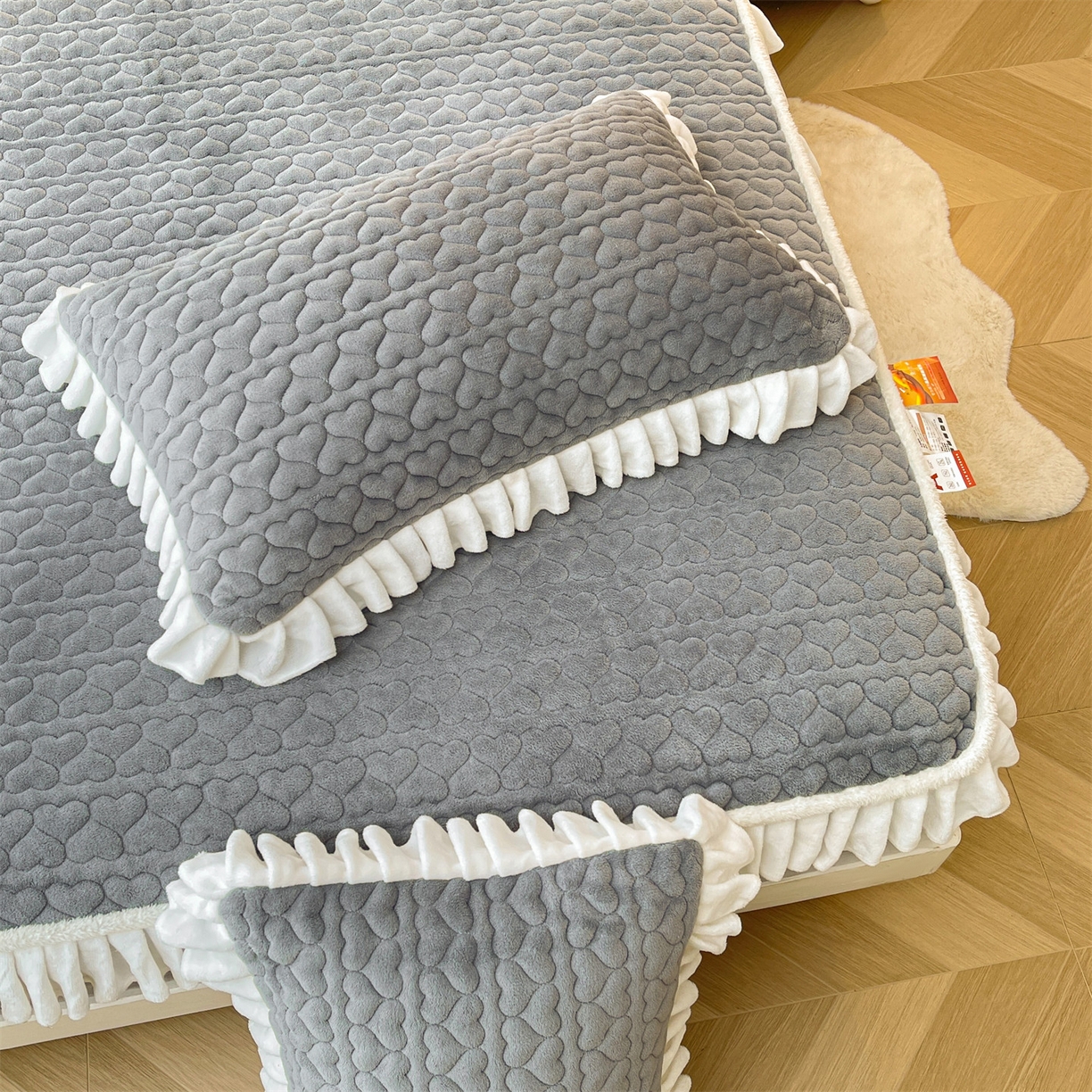 91家纺网 家纺一手货源 找家纺 雯豆家纺 2025新款牛奶绒花边床笠单床笠单品床笠单件床笠 牛奶绒花边床笠-深空灰