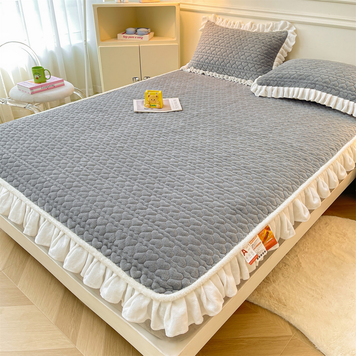 91家纺网 家纺一手货源 找家纺 雯豆家纺 2025新款牛奶绒花边床笠单床笠单品床笠单件床笠 牛奶绒花边床笠-深空灰