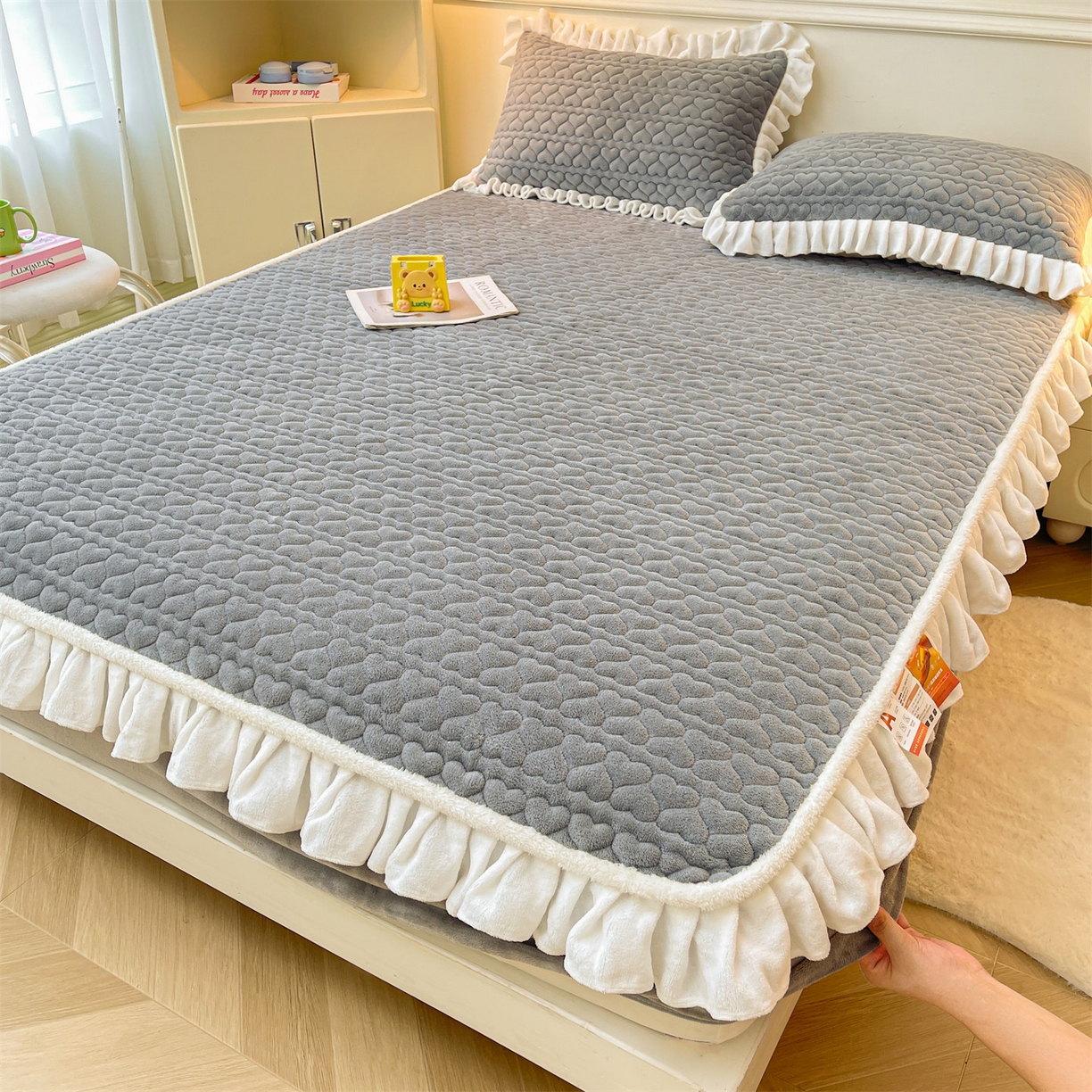 91家纺网 家纺一手货源 找家纺 雯豆家纺 2025新款牛奶绒花边床笠单床笠单品床笠单件床笠 牛奶绒花边床笠-深空灰