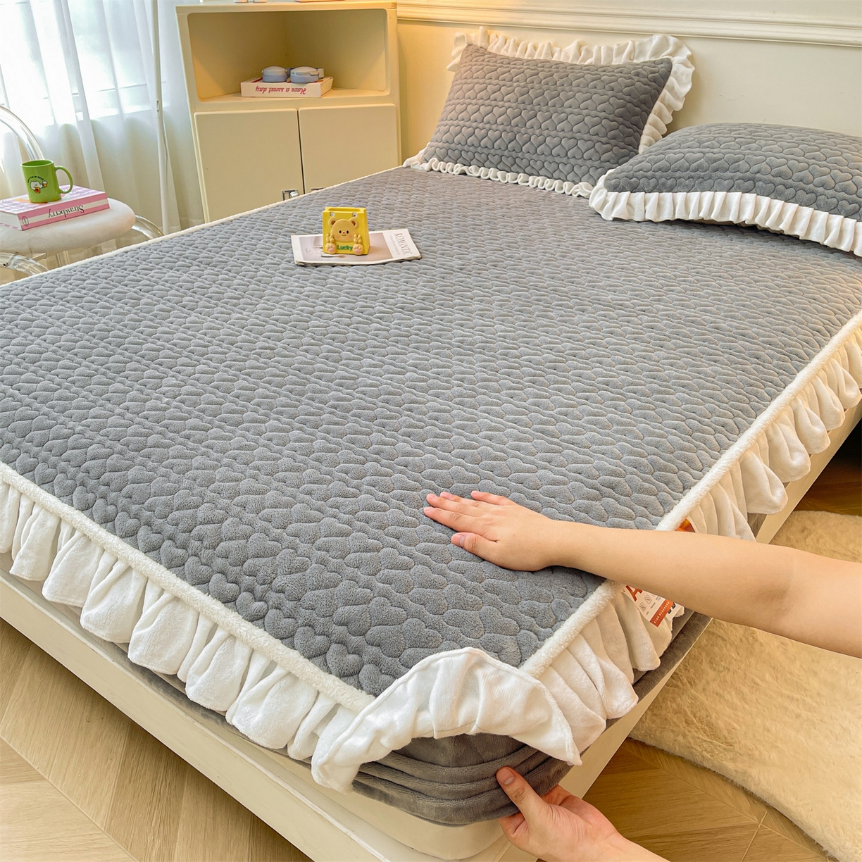 91家纺网 家纺一手货源 找家纺 雯豆家纺 2025新款牛奶绒花边床笠单床笠单品床笠单件床笠 牛奶绒花边床笠-深空灰