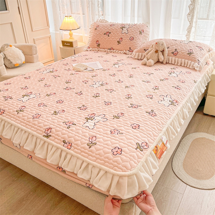 91家纺网 家纺一手货源 找家纺 雯豆家纺 2025新款牛奶绒花边床笠单床笠单品床笠单件床笠 牛奶绒花边床笠-甜甜小兔